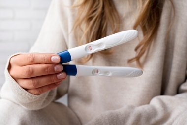 Acupuntura na FIV em Curitiba. Mulher com teste de gravidez positivo